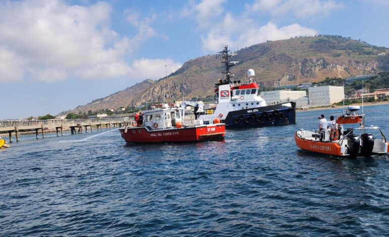 Esercitazione antincendio nel porto di Pozzuoli