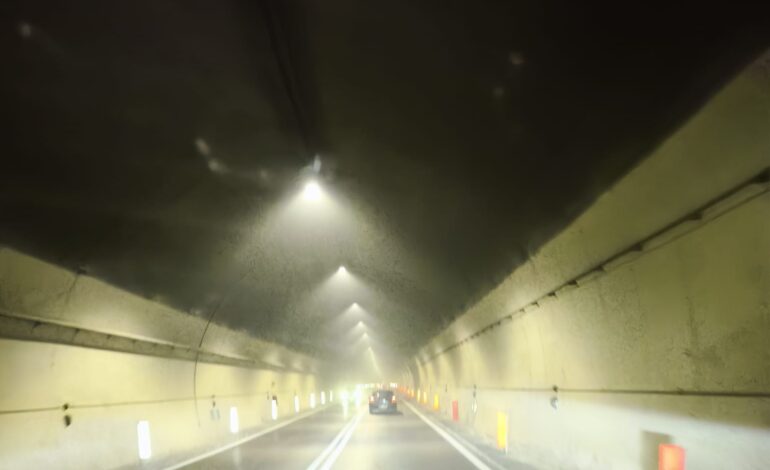 «Aspiratori spenti e poca visibilità nel tunnel tra Pozzuoli e Quarto»