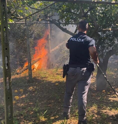POZZUOLI/ Fiamme alte e pericoli per i residenti: poliziotti spengono incendio con mezzi di fortuna