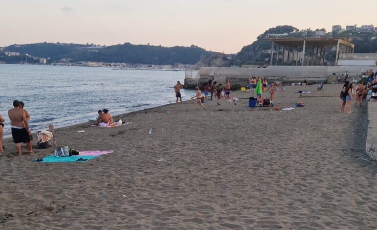 POZZUOLI/ Ladri scatenati a Lucrino, ragazzini derubati sulla spiaggia libera «Lasciati senza niente»