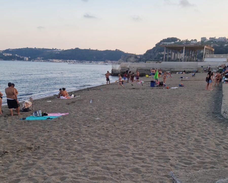 POZZUOLI/ Ladri scatenati a Lucrino, ragazzini derubati sulla spiaggia libera «Lasciati senza niente»