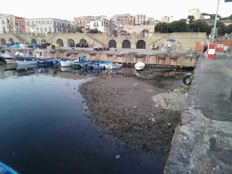 «La triste condizione del porto di Pozzuoli»