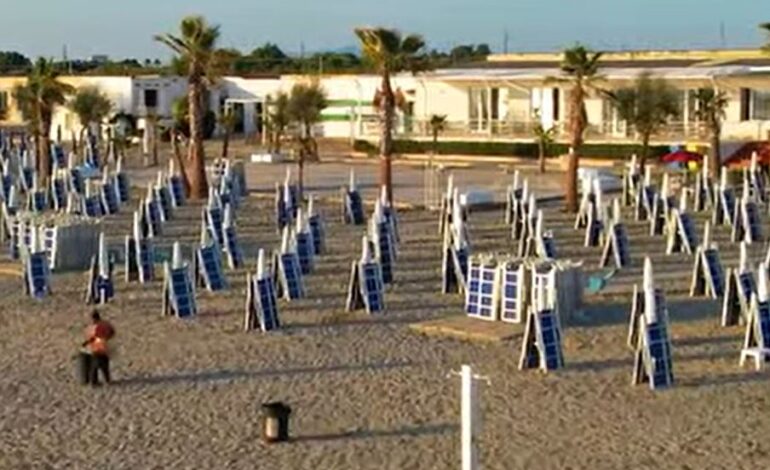 Dramma a Varcaturo: 18enne ucciso a coltellate sulla spiaggia