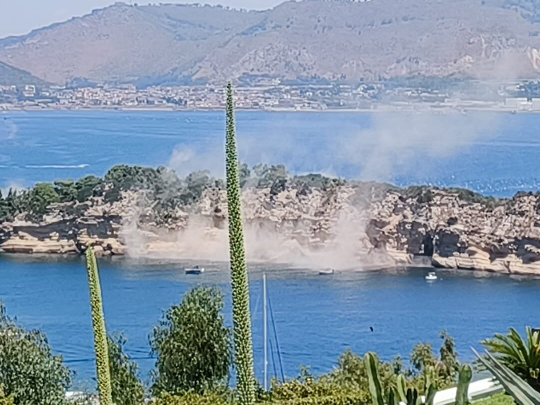Scossa di magnitudo 4.6 nei Campi Flegrei: paura e gente in strada. Frana a Bacoli