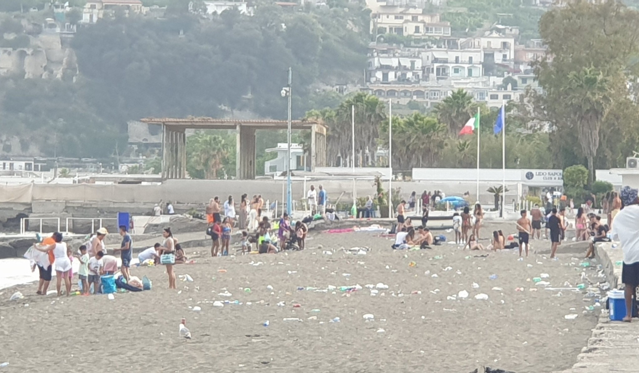 POZZUOLI/ Spiaggia trasformata in discarica a Lucrino