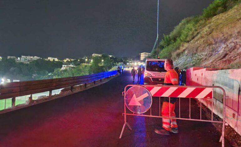 POZZUOLI/ Fuoriuscita di zolfo: cede strada appena asfaltata in via Antiniana