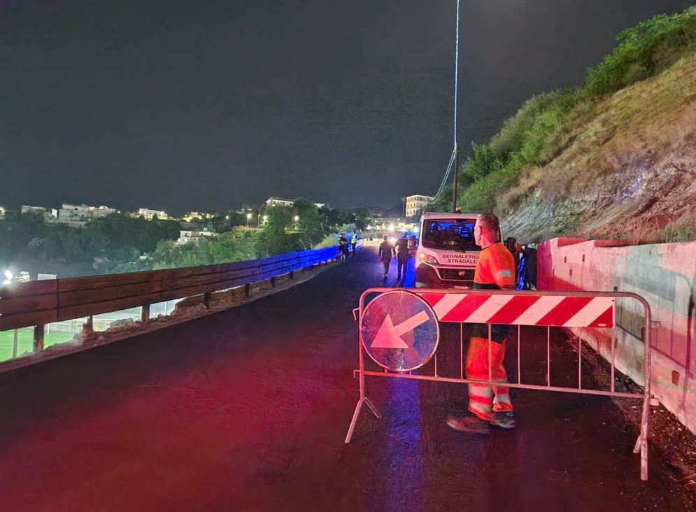 POZZUOLI/ Fuoriuscita di zolfo: cede strada appena asfaltata in via Antiniana