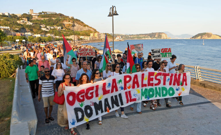 In centinaia a Pozzuoli contro il genocidio di Gaza – LE FOTO