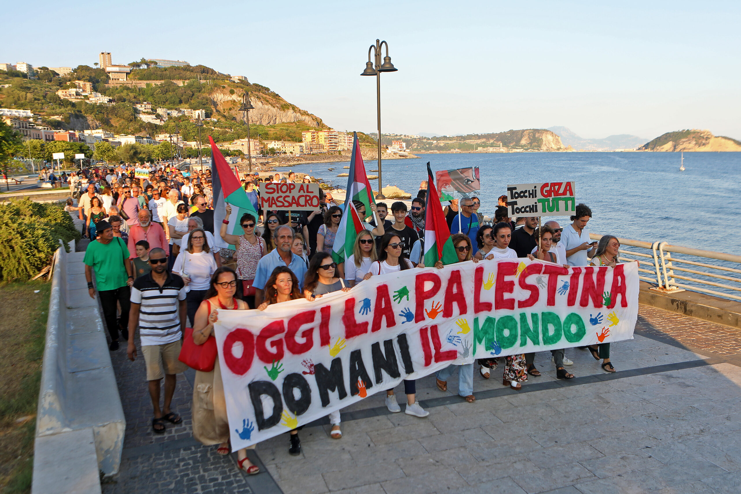 In centinaia a Pozzuoli contro il genocidio di Gaza – LE FOTO