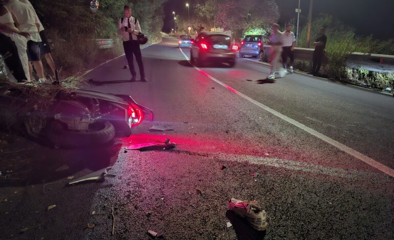 POZZUOLI/ Scontro auto-moto: 28enne ferito vola oltre il guardrail – LE FOTO