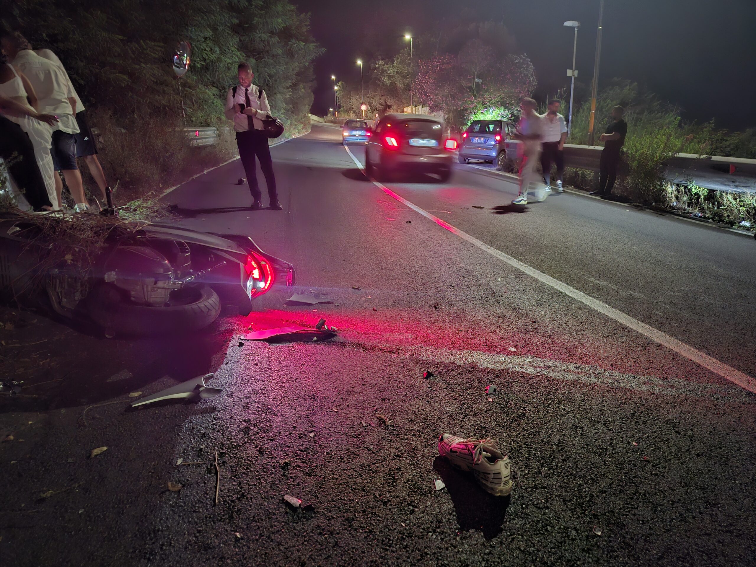 POZZUOLI/ Scontro auto-moto: 28enne ferito vola oltre il guardrail – LE FOTO