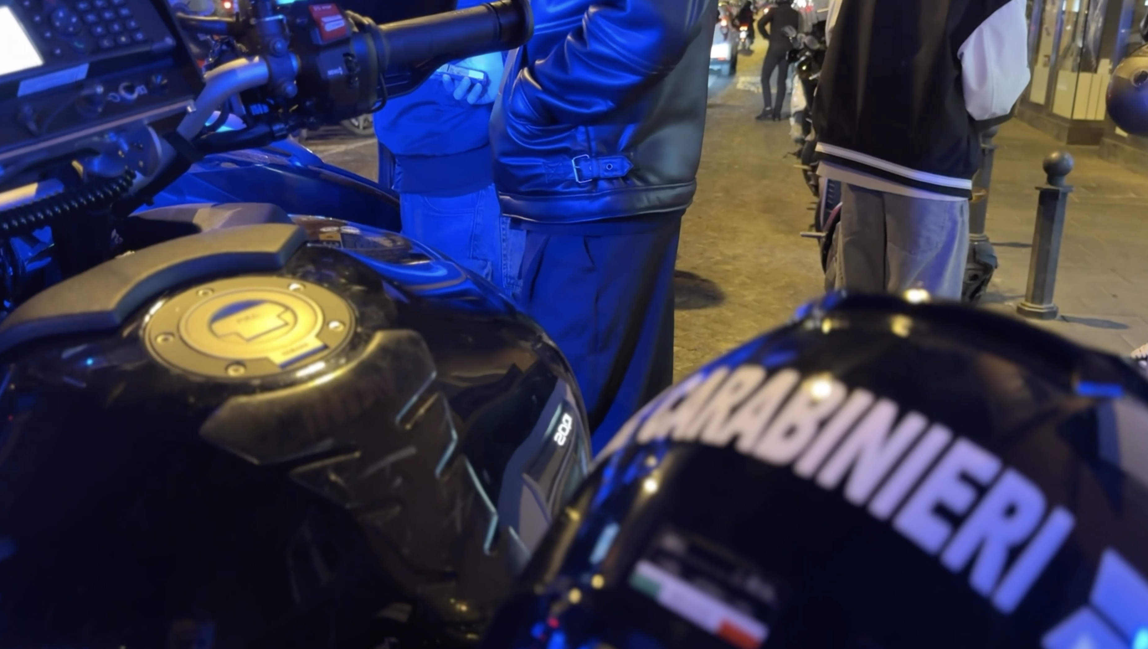 Lite in un locale per una fila non rispettata: giovane aggredito ed esplosi colpi di pistola