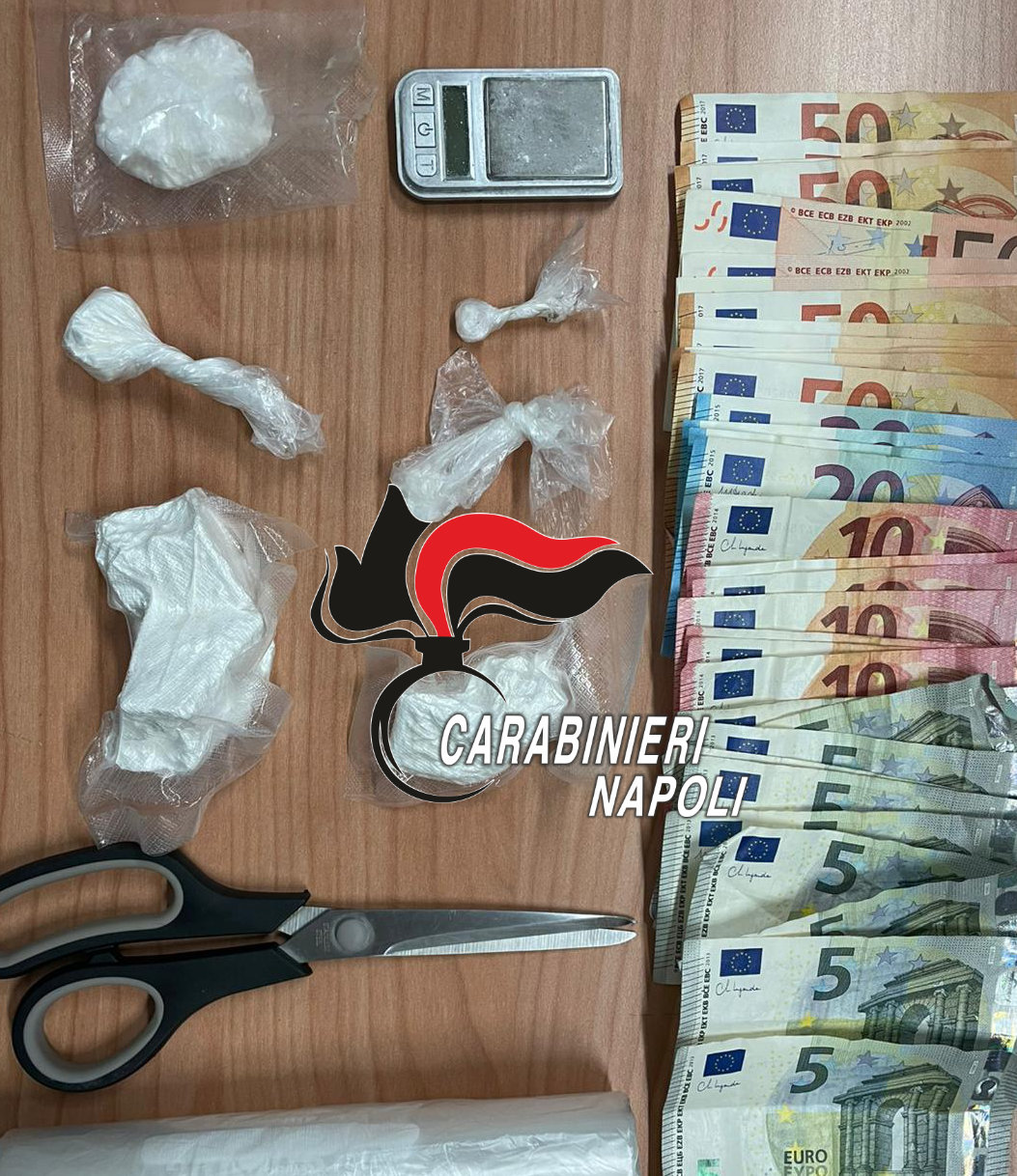 Droga e soldi in casa: 41enne arrestato dai carabinieri a Giugliano, denunciata la moglie