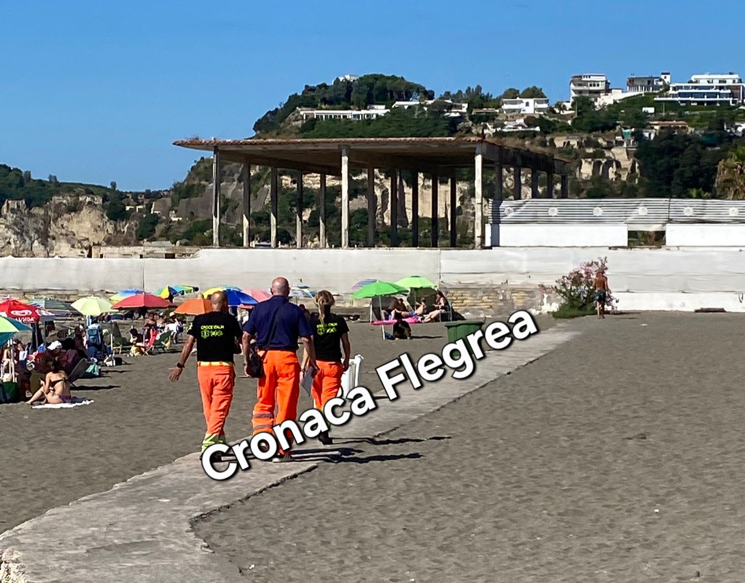 Dramma a Pozzuoli: anziano morto sulla spiaggia di Lucrino