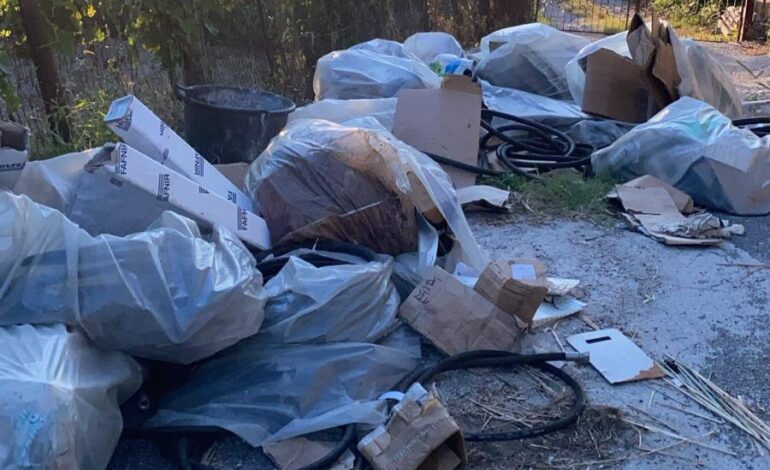 POZZUOLI/ Rifiuti abbandonati a “La Schiana”: Polizia Municipale denuncia un residente