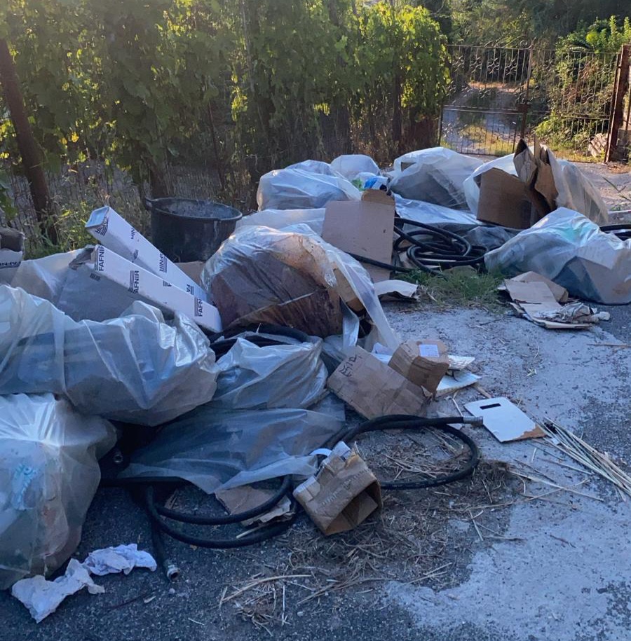 POZZUOLI/ Rifiuti abbandonati a “La Schiana”: Polizia Municipale denuncia un residente