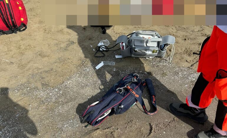 POZZUOLI/ Shock sulla spiagga di Licola: uomo investito da motocross e lasciato sulla sabbia – LE FOTO