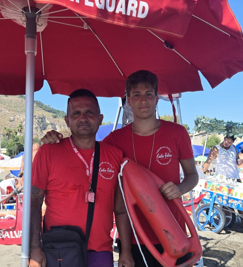 POZZUOLI/ Bagnanti in difficoltà salvati in mare da due bagnini