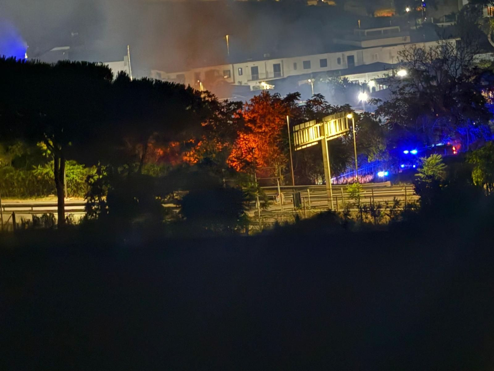 POZZUOLI/ Incendio a Monterusciello, fiamme lambiscono la Foresta Urbana