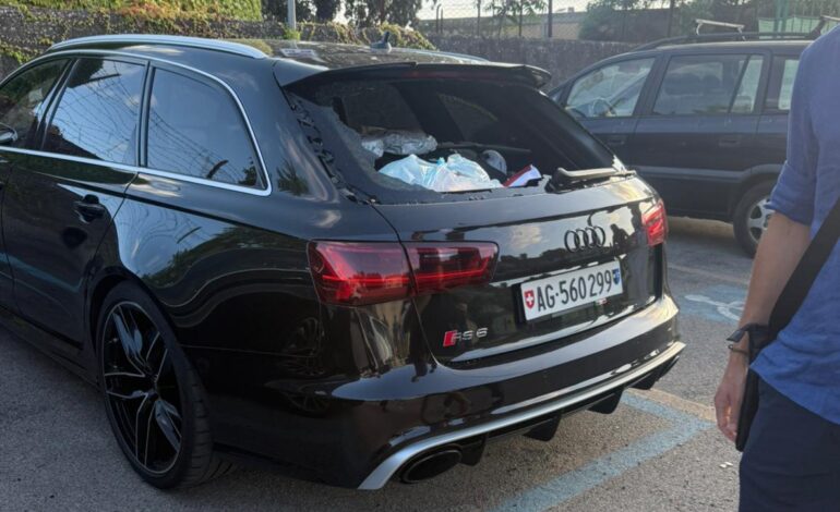 POZZUOLI/ Auto di turisti stranieri scassinata e svaligiata – LE FOTO