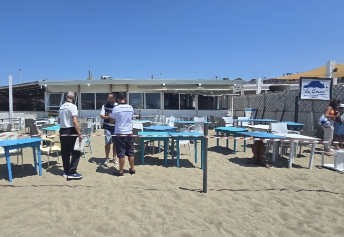 BACOLI/ Sequestrata area esterna di ristorante sulla spiaggia di Miseno – LE FOTO