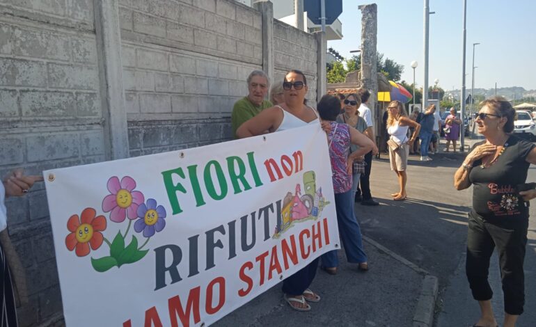 BACOLI/ “Fiori non rifiuti siamo stanchi” sit-in dei residenti davanti ai cancelli della Flegrea Lavoro