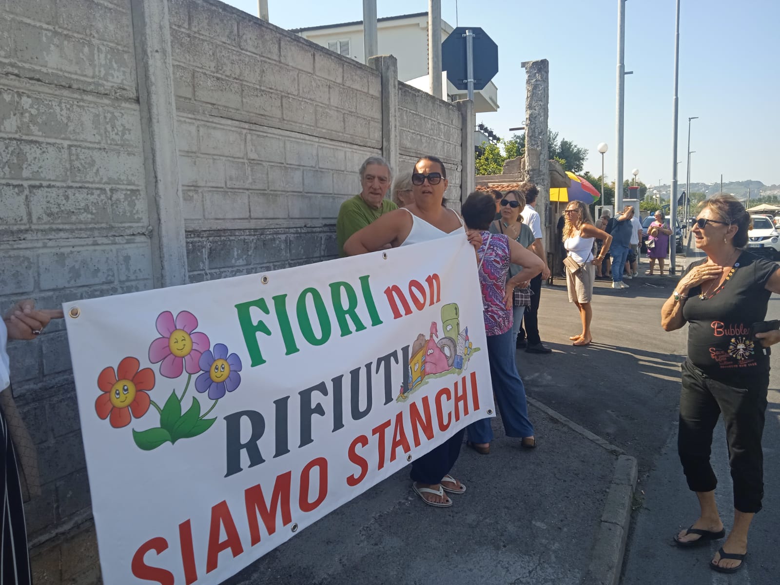 BACOLI/ “Fiori non rifiuti siamo stanchi” sit-in dei residenti davanti ai cancelli della Flegrea Lavoro