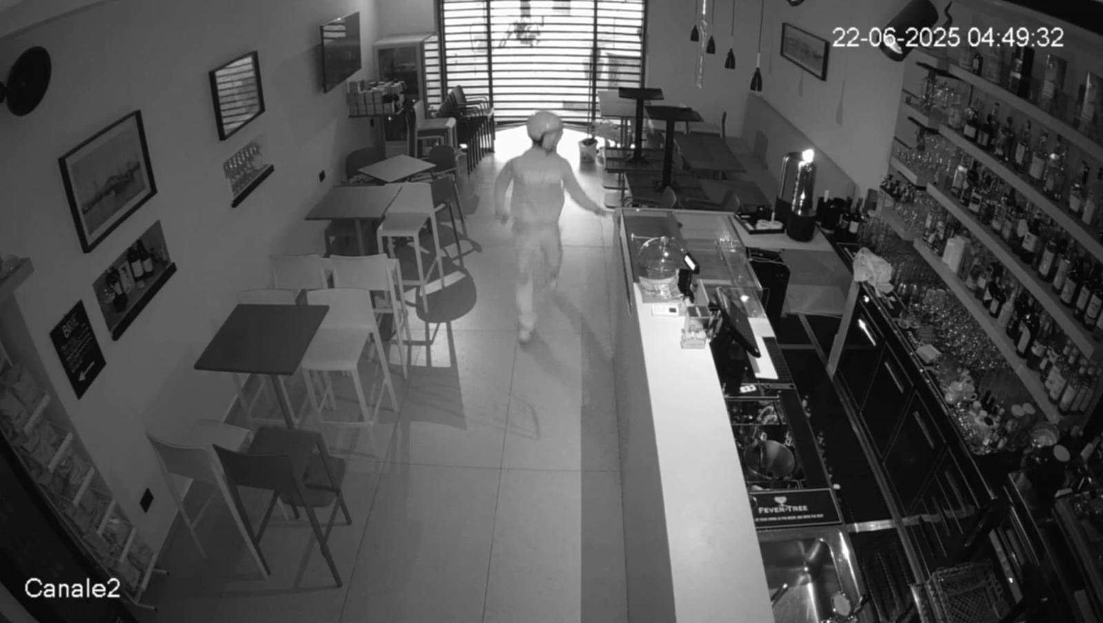 BACOLI/ Furto al bar “Nigrè” in pieno centro storico: ladro ripreso dalle telecamere