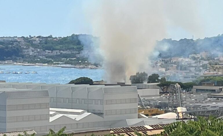 POZZUOLI/ Incendio sulla spiaggia delle “Monachelle”