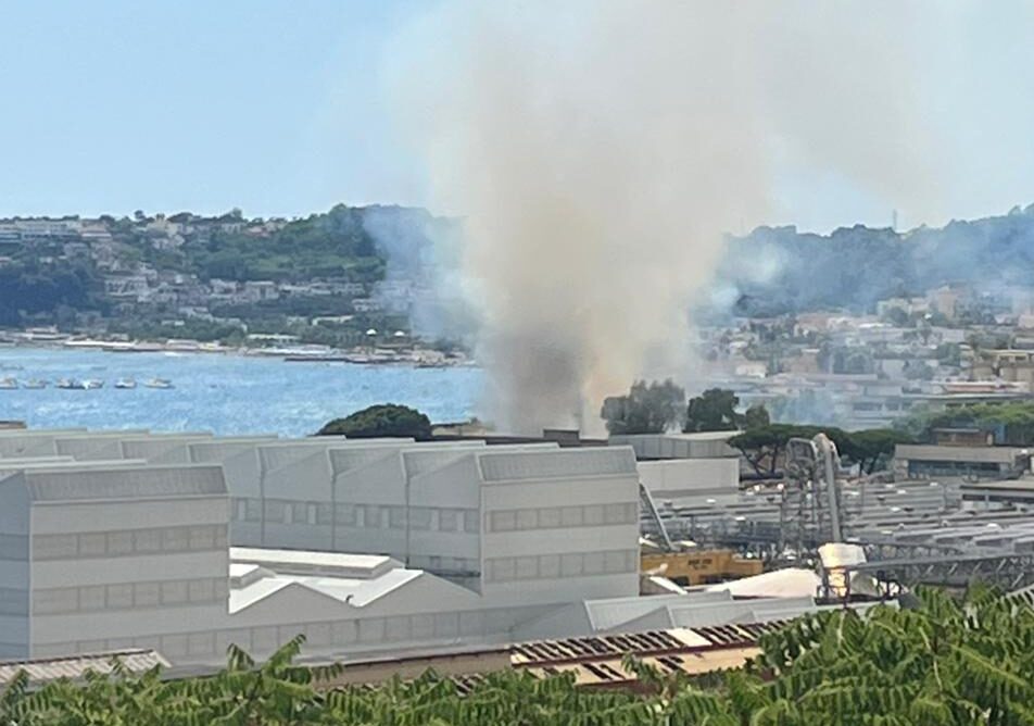 POZZUOLI/ Incendio sulla spiaggia delle “Monachelle”