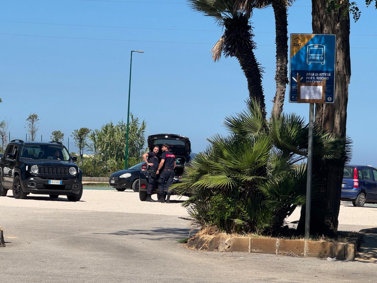 BACOLI/ Carabinieri nel parcheggio al Fusaro: l’area è ancora sotto sequestro. Il post di Josi che ha “confuso” gli automobilisti