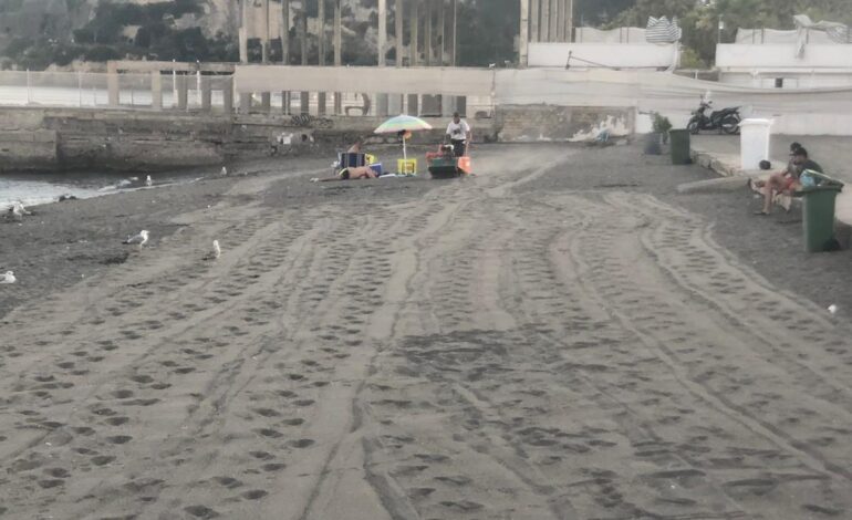 POZZUOLI/ Volontari in azione: ripulita la spiaggia libera di Lucrino