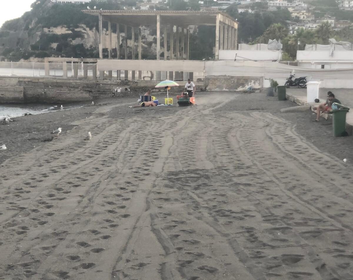 POZZUOLI/ Volontari in azione: ripulita la spiaggia libera di Lucrino