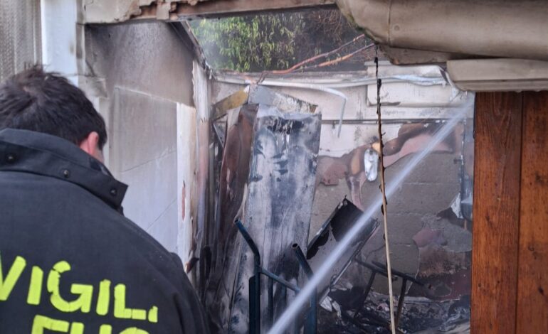 BACOLI/ Incendio nella notte: fiamme al ristorante “Osteria delle donne” – LE FOTO
