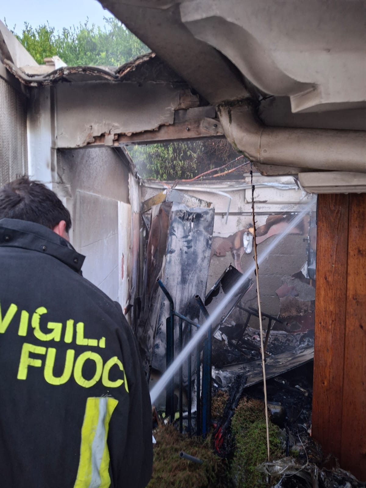 BACOLI/ Incendio nella notte: fiamme al ristorante “Osteria delle donne” – LE FOTO