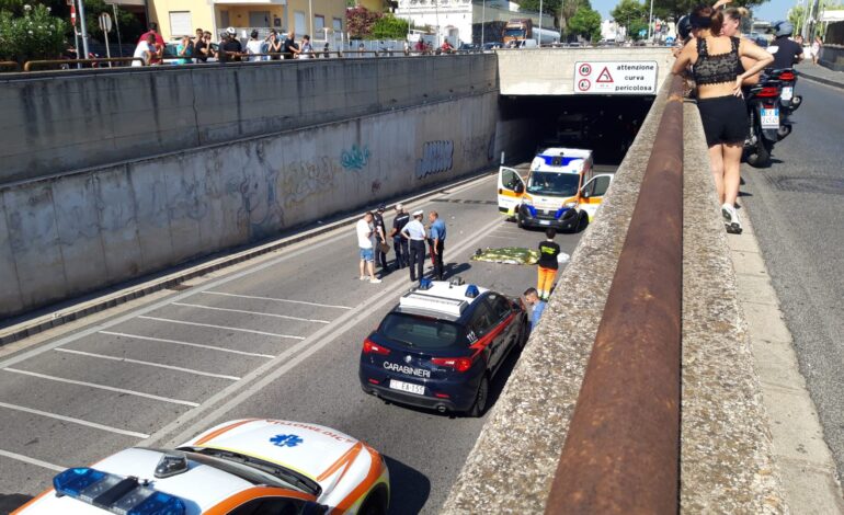 Tragedia a Pozzuoli: giovane in moto si schianta dopo un volo di oltre cento metri – LE FOTO