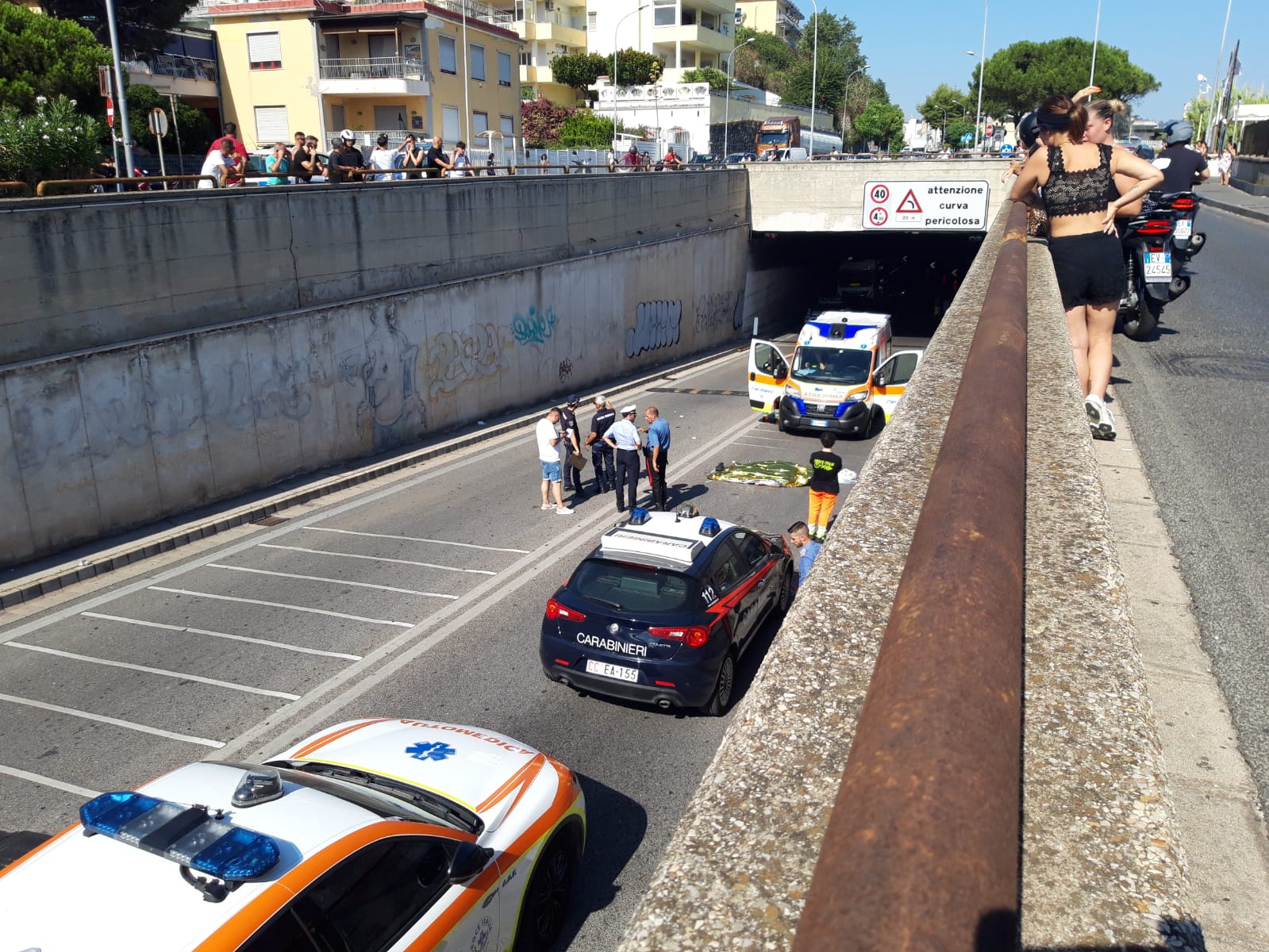 Tragedia a Pozzuoli: giovane in moto si schianta dopo un volo di oltre cento metri – LE FOTO