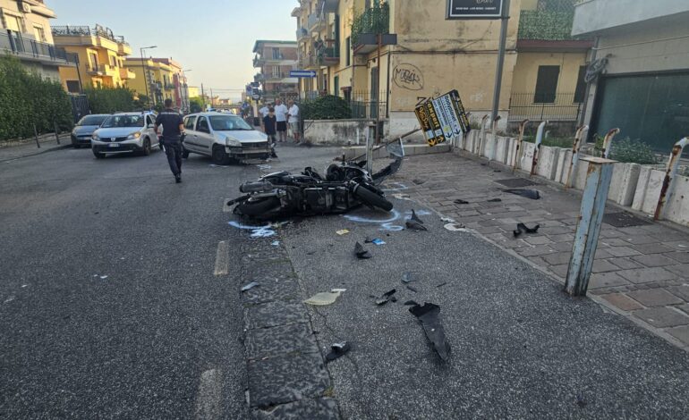 POZZUOLI/ Scontro auto-moto in via Solfatara: centauro ferito in ospedale – LE FOTO