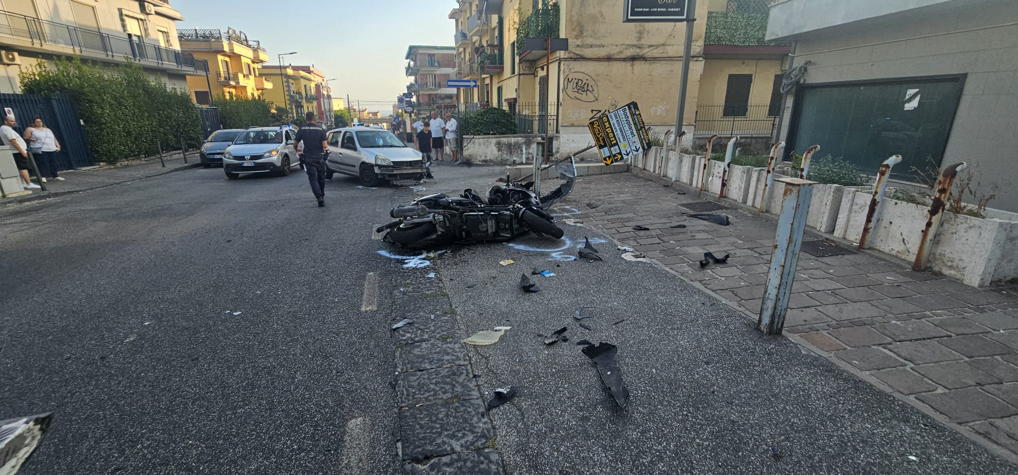 POZZUOLI/ Scontro auto-moto in via Solfatara: centauro ferito in ospedale – LE FOTO