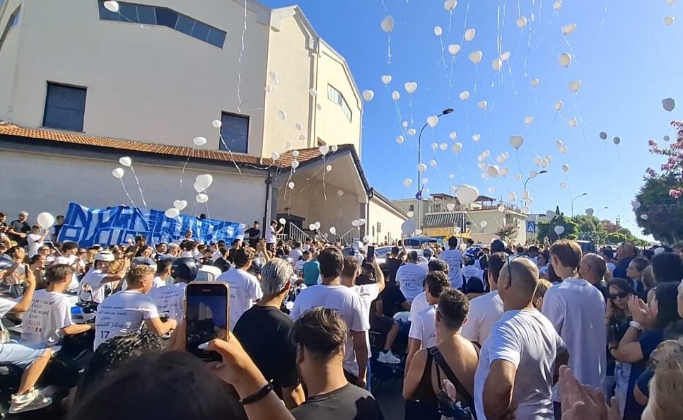 Pozzuoli si è fermata per Augusto, oltre mille persone ai funerali «Nessuno muore finché vive nei nostri cuori» – LE FOTO