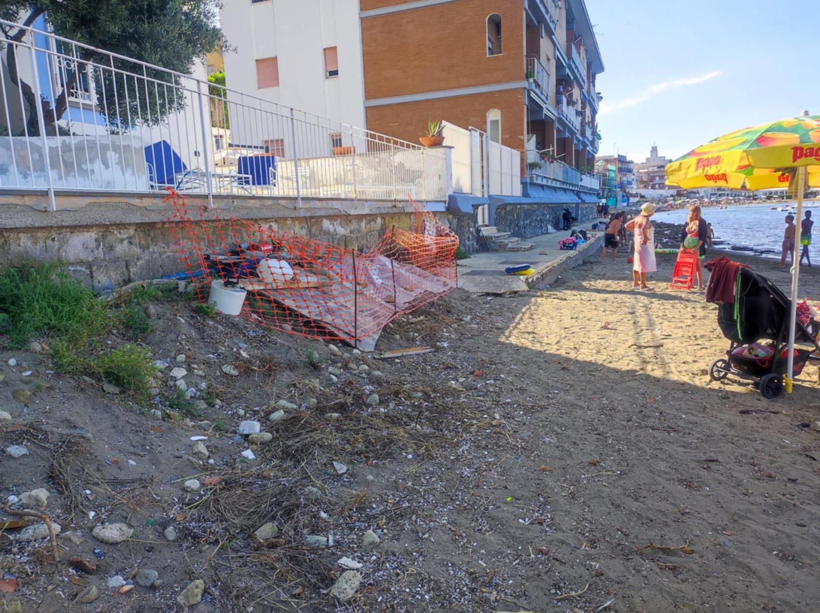 BACOLI/ Amianto sulla spiaggia di Marina Grande, bagnanti chiedono la rimozione immediata – LE FOTO