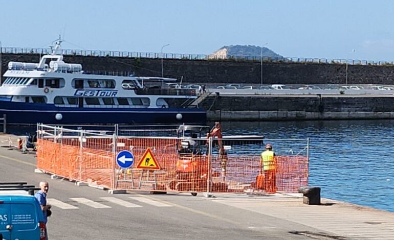 Bradisismo, iniziati i lavori al porto di Pozzuoli: in arrivo pontone galleggiante per i traghetti – LE FOTO