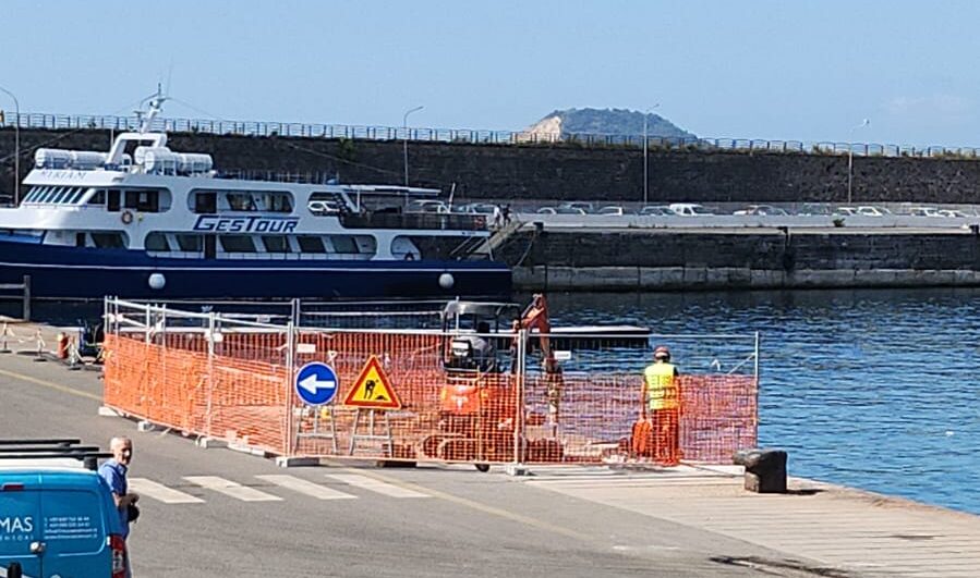 Bradisismo, iniziati i lavori al porto di Pozzuoli: in arrivo pontone galleggiante per i traghetti – LE FOTO