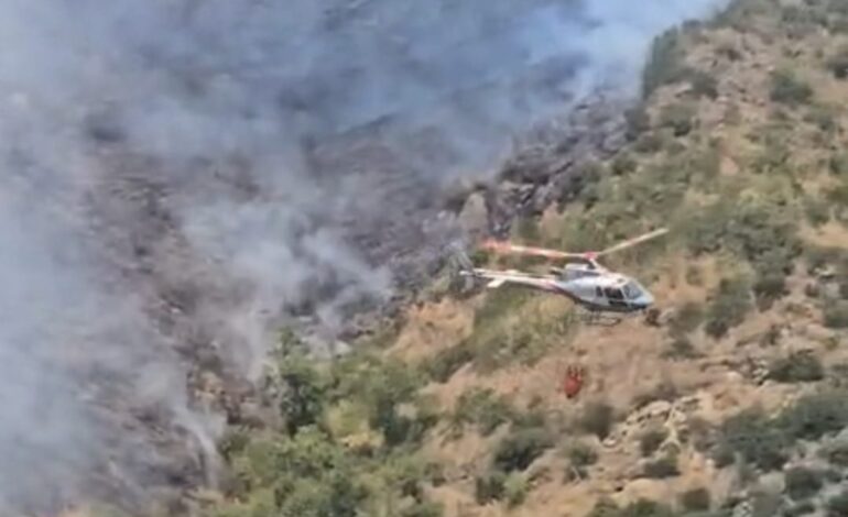 Incendio tra Pozzuoli e Quarto: in fiamme il Monte Corvara, in azione vigili del fuoco ed elicotteri