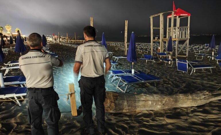 Colpo della Guardia Costiera ai “padroni del mare”: sequestrati lidi abusivi a Pozzuoli e Bacoli – LE FOTO