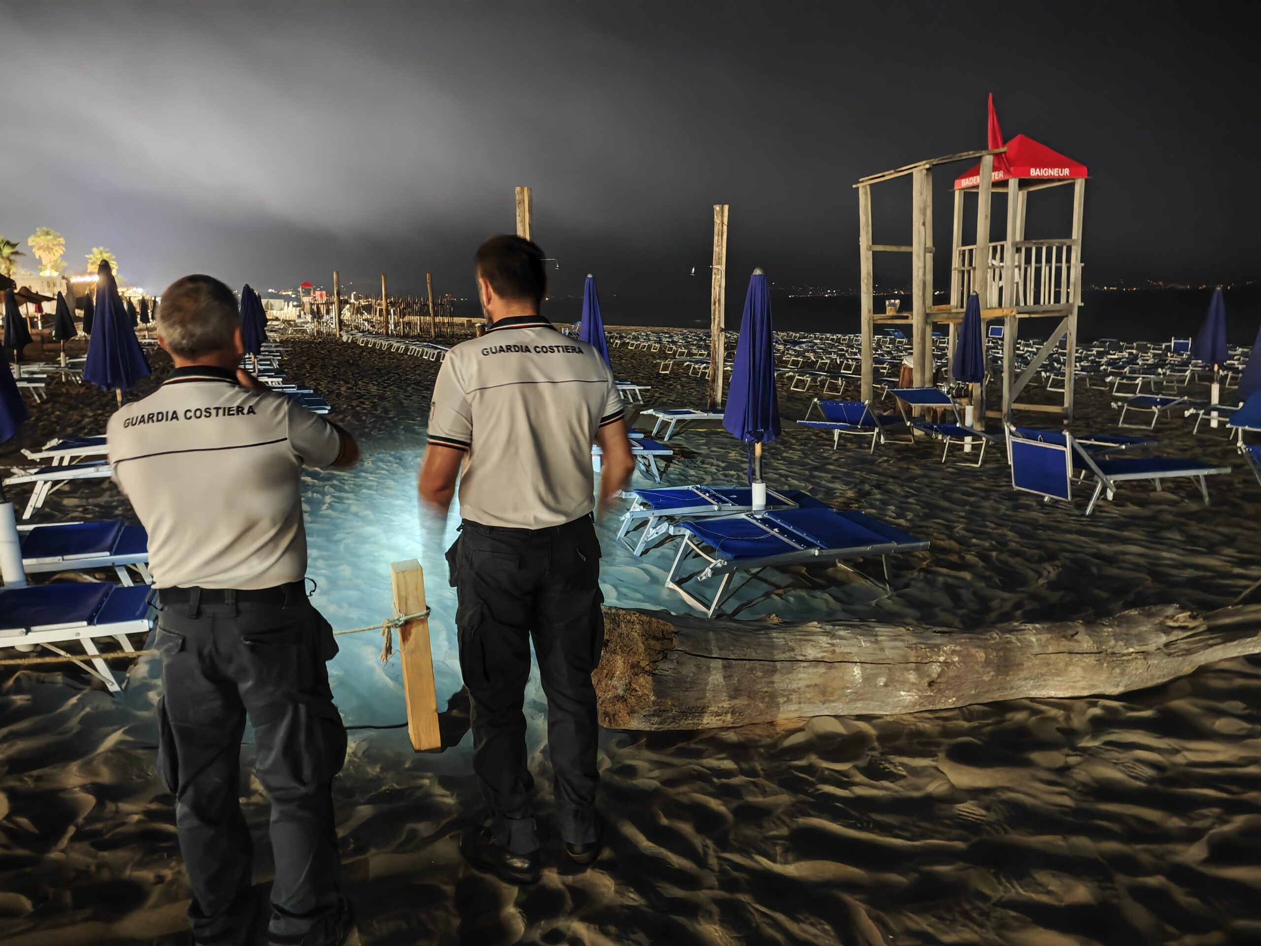 Colpo della Guardia Costiera ai “padroni del mare”: sequestrati lidi abusivi a Pozzuoli e Bacoli – LE FOTO