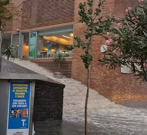 Maltempo, allagamenti a Pozzuoli: strade invase dall’acqua