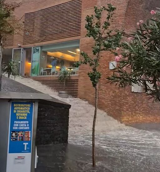 Maltempo, allagamenti a Pozzuoli: strade invase dall’acqua