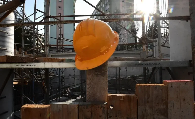 Operai cadono da 15 metri in un cantiere a Pompei, ricoverati in gravi condizioni: uno è di Pozzuoli