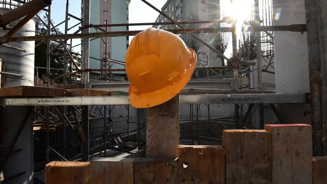 Operai cadono da 15 metri in un cantiere a Pompei, ricoverati in gravi condizioni: uno è di Pozzuoli